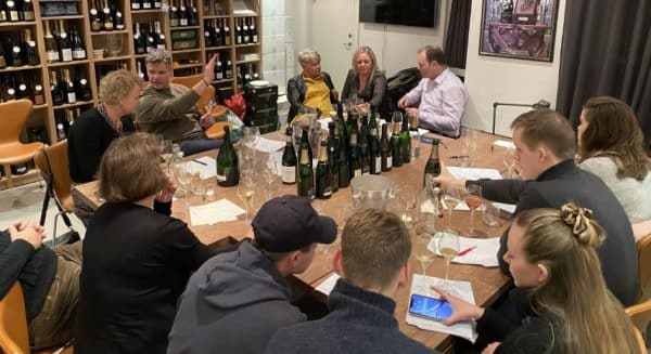 Champagnesmagning hos Champagne Passion i københavn. Privat Champagnesmagning afholdt i Champagne passion butikken, hvor det blev aftalt mellem kunden og butikken hvilke flasker champagne der skulle smages.