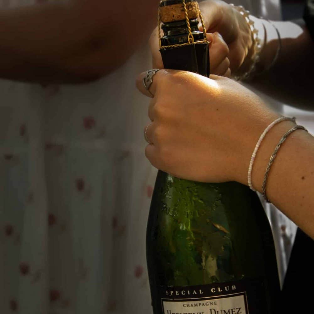 Camilla åbner en flaske champagne